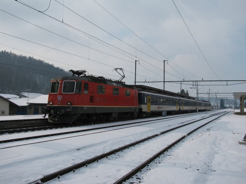 Re 4/4 II - 11228 kommt gerade in Wangen an der Aare an; 14.02.2009