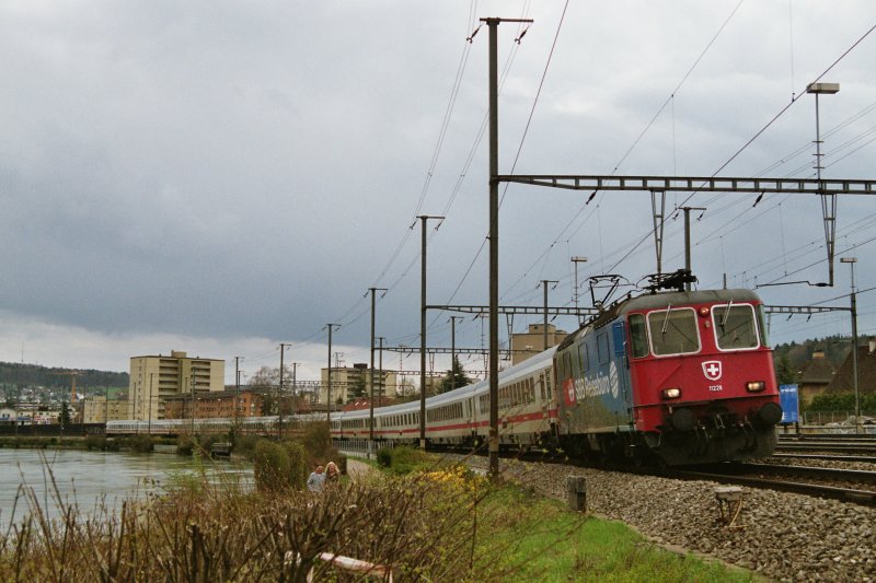 Re 4/4 II 11228 mit einer DB-IC Komposition (IC-Steuerwagen am Zugschluss)auf dem Weg nach Deutschland bei Dietikon anfang 2005.
Leider wurde die Fhrung von diesen Zgen in der Schweiz schon wieder eingestellt...