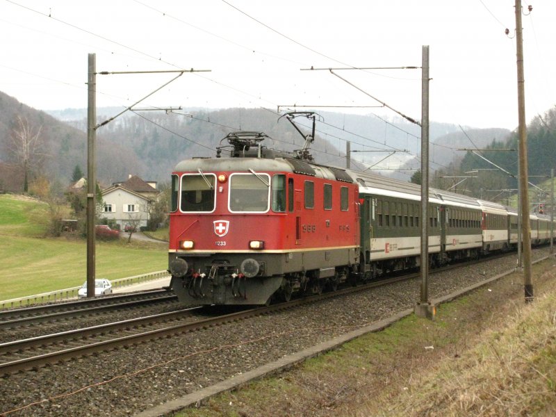 Re 4/4 II 11233 mit IR nach Basel SBB zwischen Tecknau und Gelterkinden am 14.03.2009