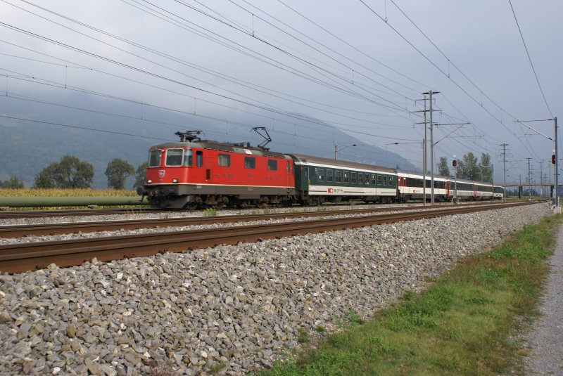 Re 4/4 II 11238 zieht am 12.9.09 den RE 3807 von Landquart Richtung Chur.

