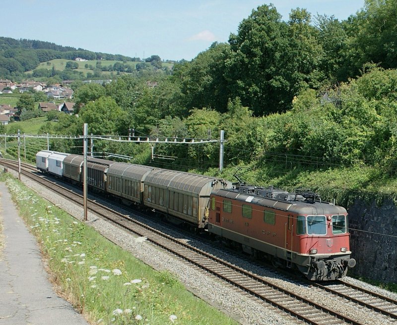 Re 4/4 II 11244 mit einem Gterzug kurz nach Bossire am 28.07.2009