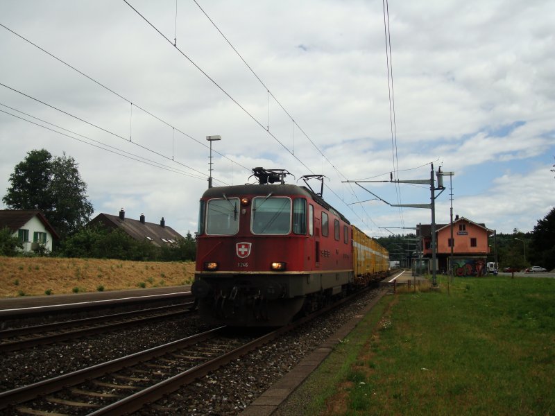 Re 4/4 II 11246 mit Postzug bei Deitingen am 08.07.2008