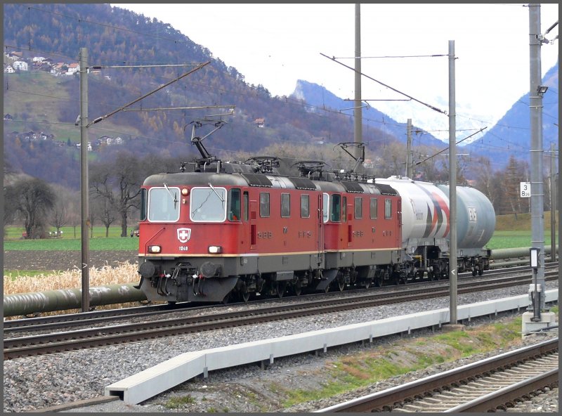Re 4/4 II 11249 und 11xxx auf dem Weg zur Zementfabrik Untervaz bei Zizers. (21.11.2007)