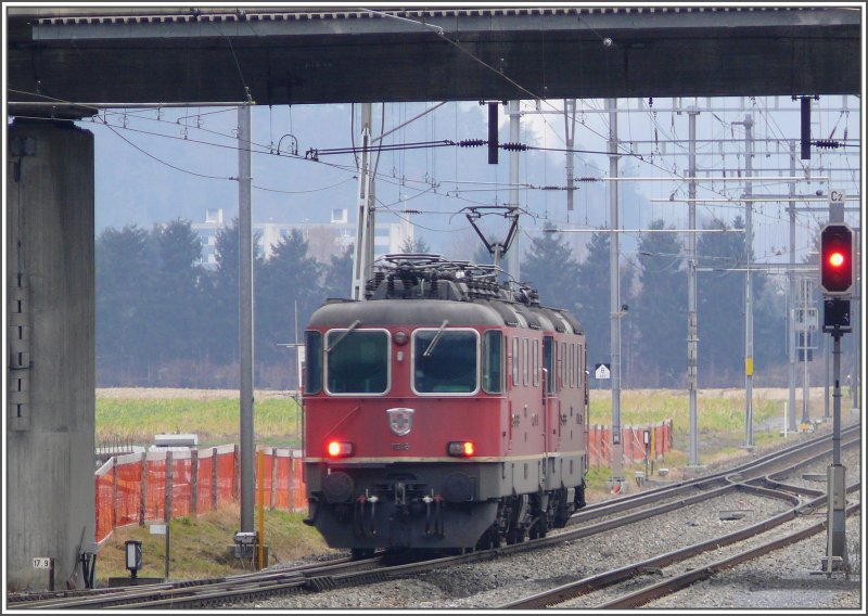 Re 4/4 II 11252 und 11245 auf dem Weg nach Ems Werk haben soeben die Station Felsberg passiert. (14.12.2007)