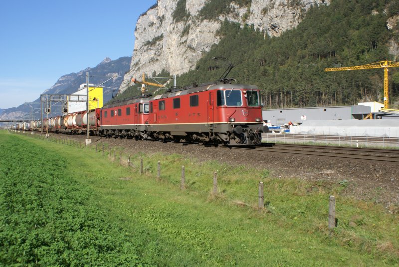 Re 4/4 II 11254 und Re 6/6 11627 nhern sich am wohl letzten warmen Tag dieses Jahres, dem 7.10.09, Erstfeld.