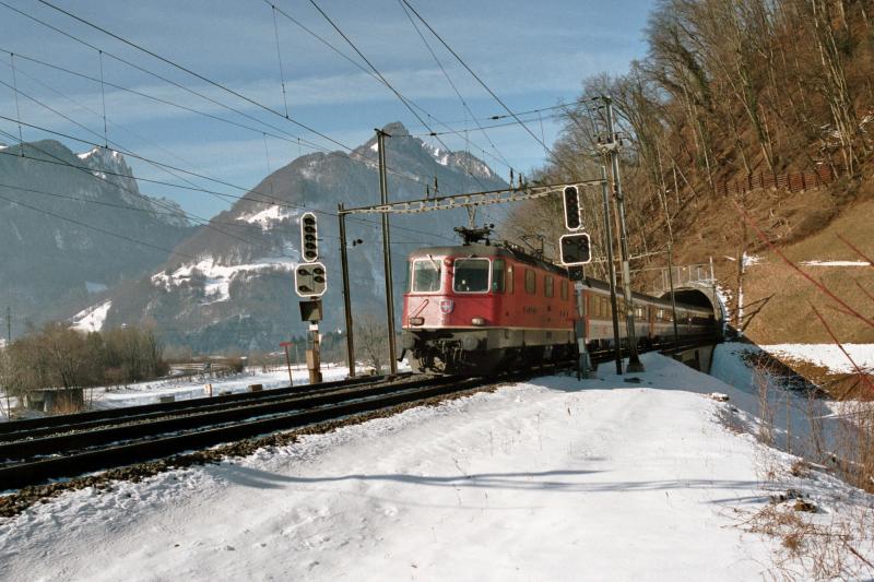 Re 4/4 II 11256 ist am 12.02.2006 mit dem IR 769 kurz nach Ziegelbrcke unterwegs.