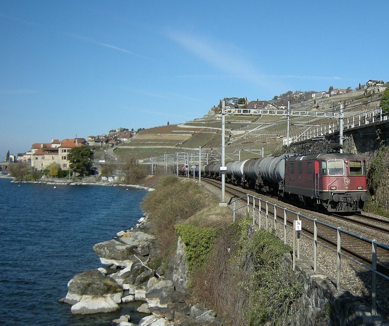 Re 4/4 II 11274 mit einem leeren Minerallzug bei St-Saphorin am 28. Mrz 2008.
