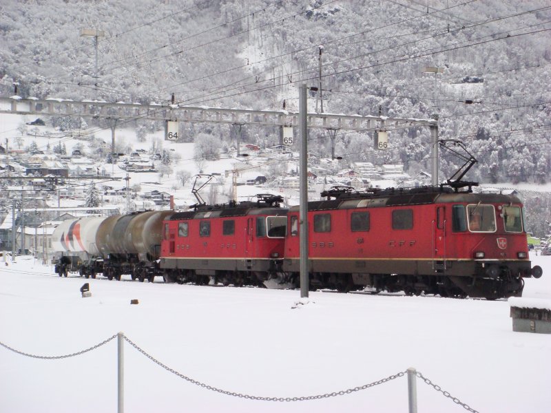 Re 4/4 II  11275 und 11294 mit einem niedlichen Gterzug in Sargans am 16.11.2007