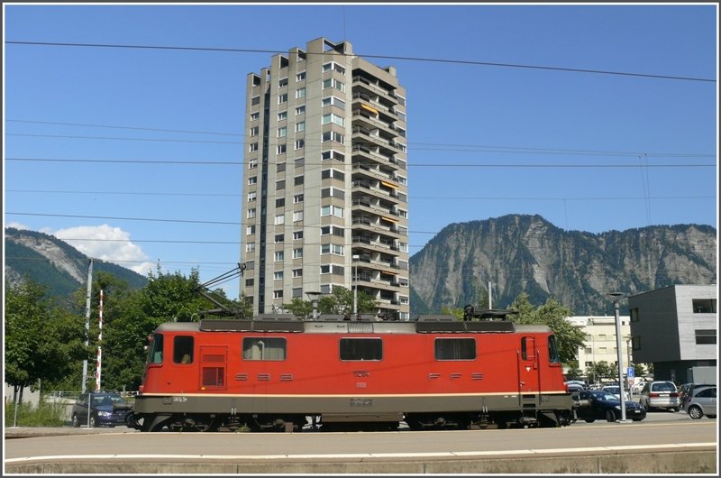 Re 4/4 II 11294 parkt vor dem Hochhaus Landquart. (09.07.2008)