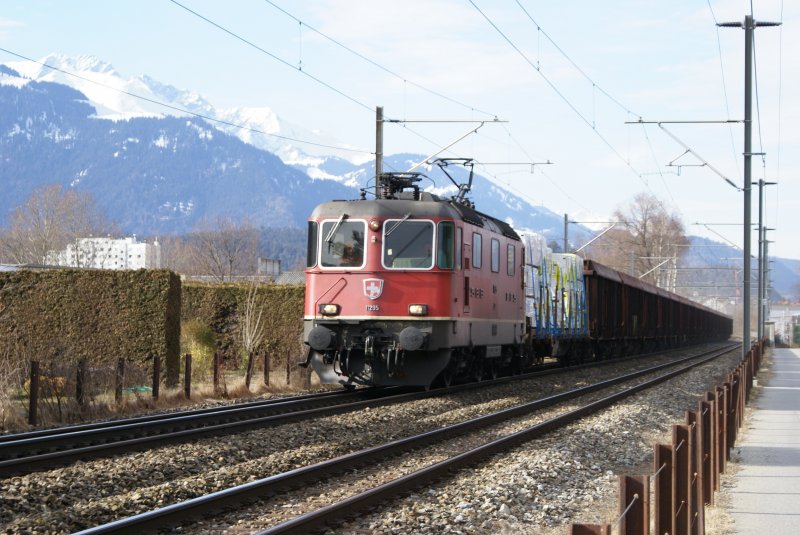 Re 4/4 II 11295 mit einem Gterzug zwischen Domat/Ems und Felsberg, am 22.2.08.