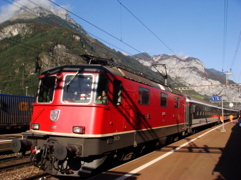 Re 4/4 II 11300 mit IR nach Locarno beim Halt in Erstfeld am 8.10.2007