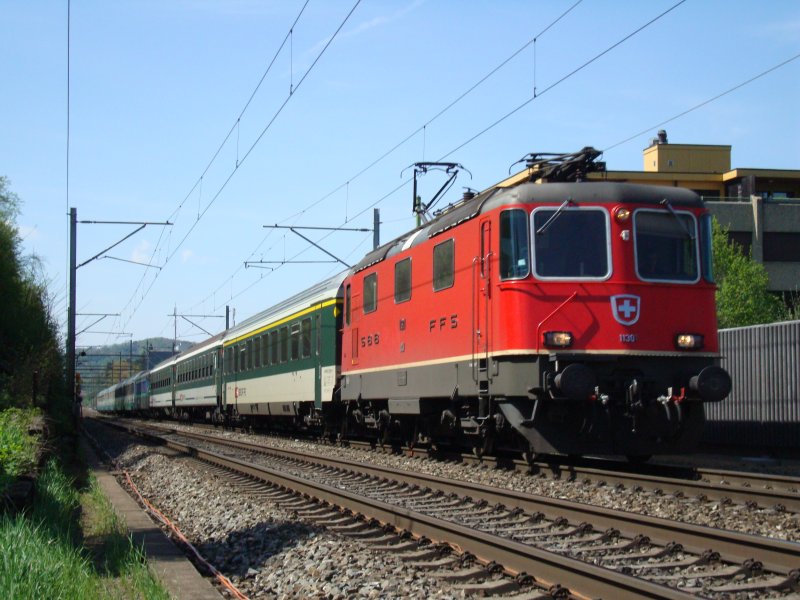 Re 4/4 II 11301 mit IR nach Locarno zwischen Liestal und Lausen am 26.03.2008