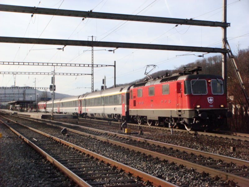 Re 4/4 II 11302 mit EC Hamburg-Chur bei Gelterkinden am 08.01.2008