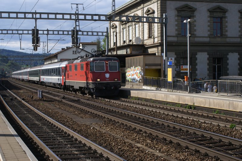 Re 4/4 II 11303 durchfhrt am 21.7.08 mit dem IC 685 Basel-Chiasso den Bahnhof Liestal.