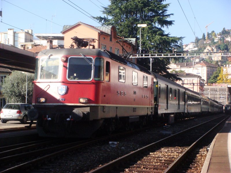 Re 4/4 II 11303 mit IR nach Zrich HB am 4.11.2007 in Locarno.