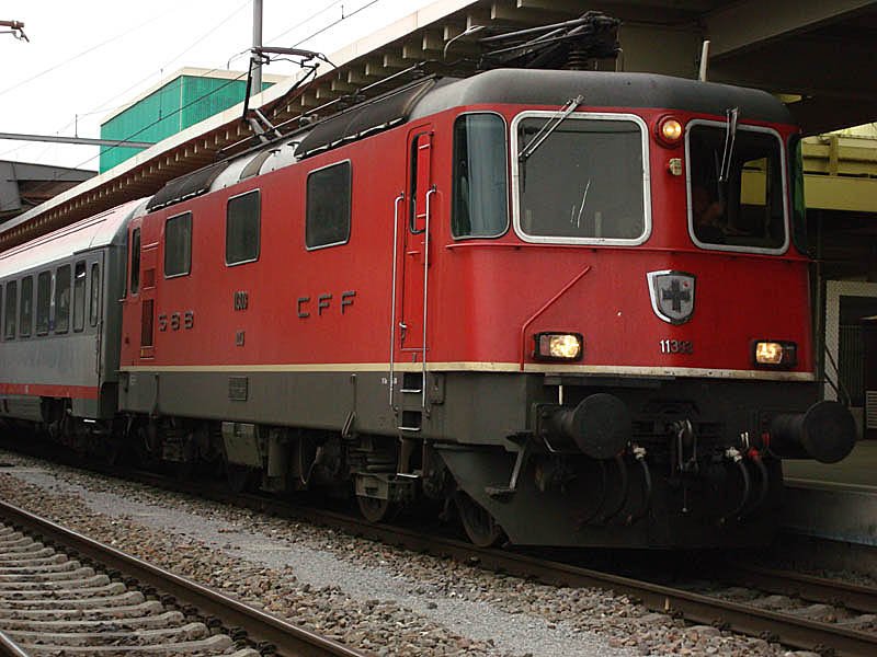 Re 4/4 II 11303 mit Fernreisezug in Richtung Salzburg bereit zur Abfahrt. Zrich HB, 10. Mai 2009, 17:41