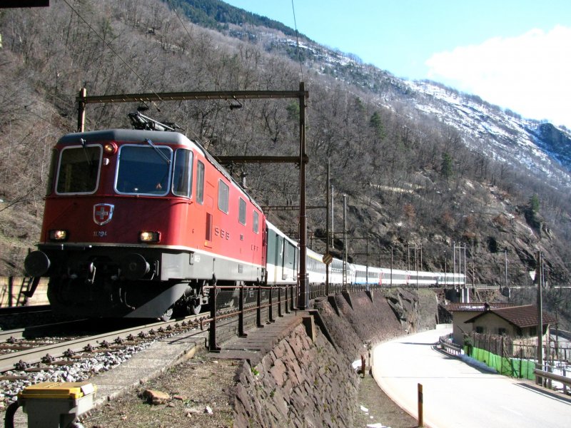 Re 4/4 II 11304 mit IR bei Giornico am 21.02.2009