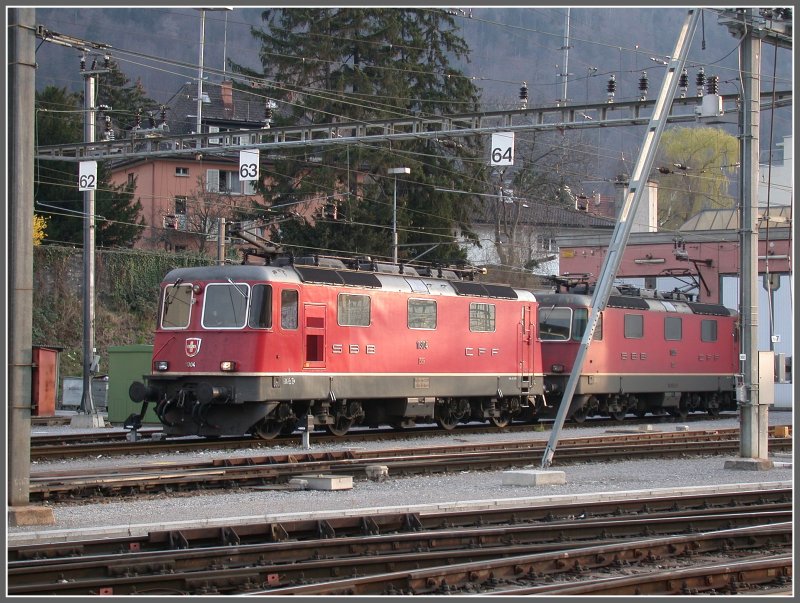 Re 4/4 II 11304 (mit Klimaanlage) und 11305 (ohne) vor dem Lokdepot Chur. (18.03.2007)