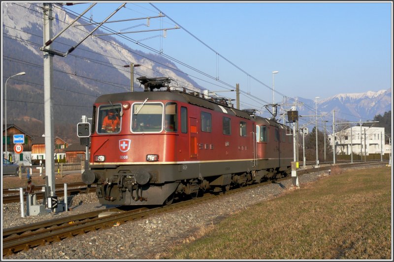 Re 4/4 II 11308 und 11189 holen die abendliche Abfuhr in Ems Werk. Die fhrende Lok verkehrt mit gesenktem Stromabnehmer.
Wenn ein Fahren so mglich ist, warum sind denn bei Mehrfachtraktion je Lok ein Stromabnehmer am Fahrdraht. Vielleicht knnte das ein Lokfhrerkollege einmal klren. (25.01.2008)