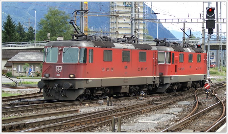 Re 4/4 II 11311 und 11368 bernehmen in Buchs SG einen Getreidezug der BB. (10.07.2007)