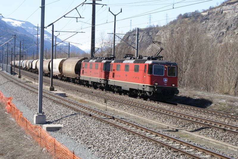 Re 4/4 II 11328 und Re 4/4 II 11286 mit einem Gterzug zwischen Visp und Brig, am 29.3.08.