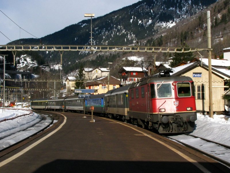 Re 4/4 II 11334 mit CIS-Ersatzzug bei Faido am 21.02.2009