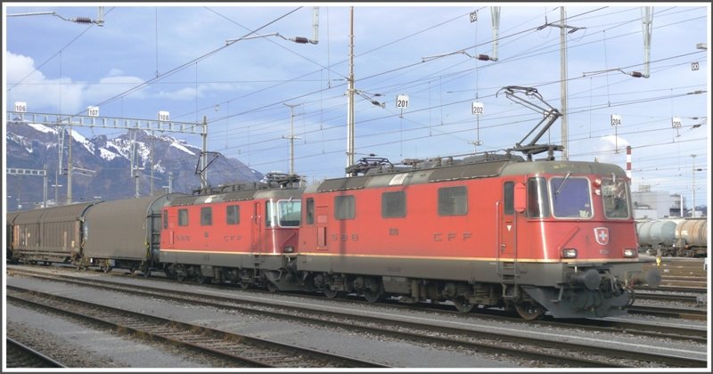 Re 4/4 II 11340 und 11166 haben in Salez-Sennwald Gterlast abgeholt und warten jetzt in Buchs SG auf die Weiterfahrt. (02.02.2009)