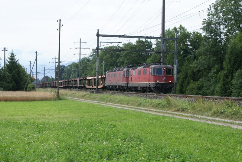 Re 4/4 II 11341 und Re 6/6 11621 mit einem leeren Autozug am 27.7.08 bei Kiesen.