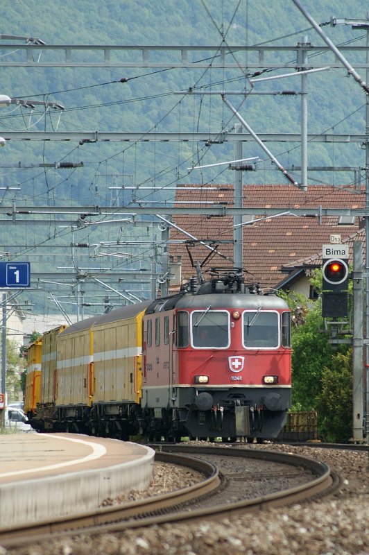 Re 4/4 II 11348 mit einem Postzug in Biel Mett. Was mir an diesem Bild gefllt ist der Eindruck, dass der Zug neben den Schienen fhrt...
8. Mai 2009