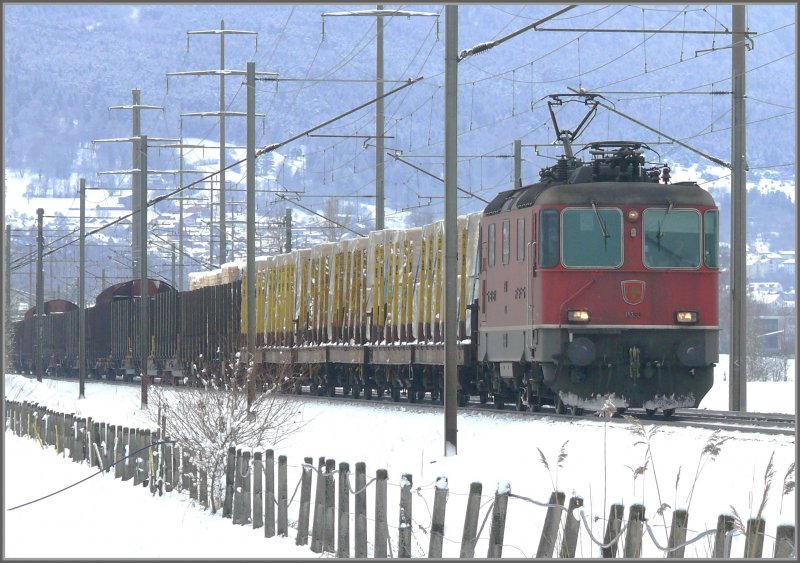 Re 4/4 II 11363 nhert sich mit einem langen Gterzug aus Ems Werk dem Bahnhof Landquart. (26.03.2008)