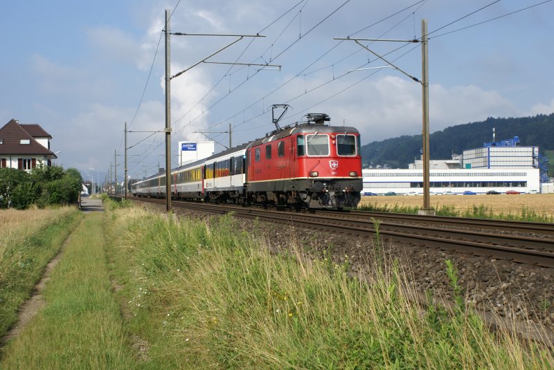 Re 4/4 II fhrt am 16.7.09 mit dem IC 767 Basel - Zrich von Schnerwerd Richtung Aarau.