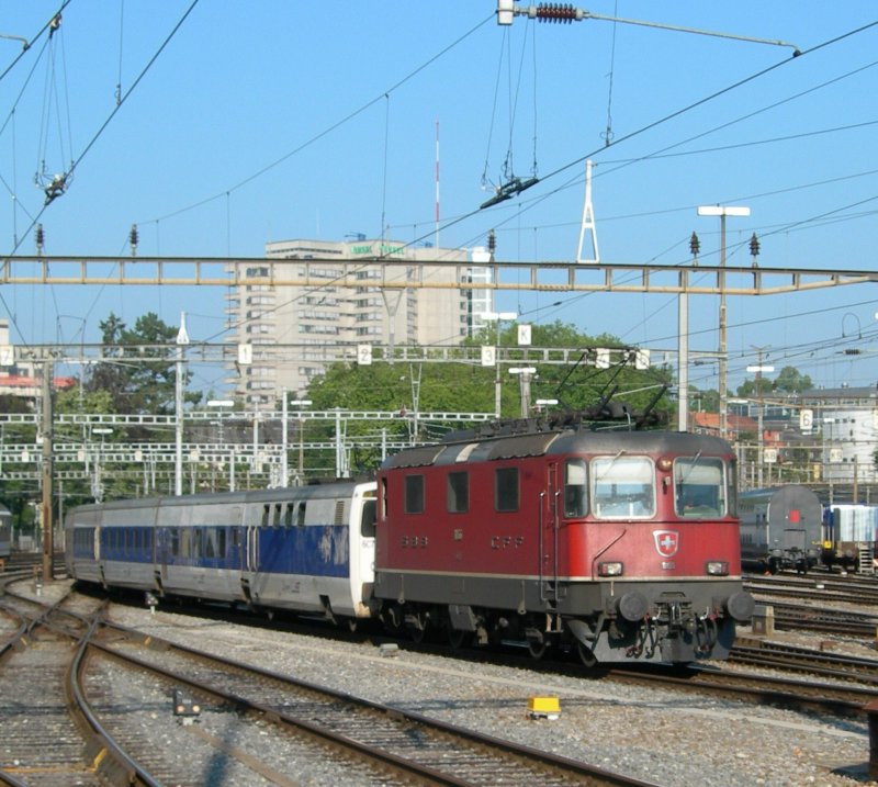 Re 4/4 II mit dem Talgo-Nachtzug EN 273 Barcelona - Zrich bei der Einfahrt in Bern am 27. Juli 2006 