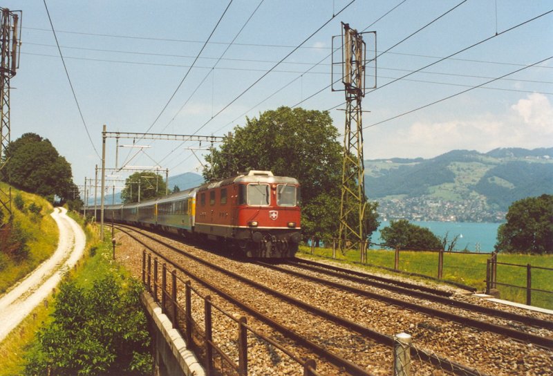 Re 4/4 II mit EC Cisalpino unterwegs zwischen Thun und Spiez im Bereich der ehemaligen Haltestelle Kumm am 16. Juli 2006.