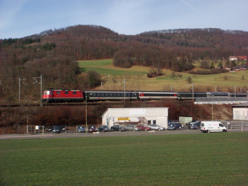 Re 4/4 II mit IR Locarno-Basel SBB zwischen Gelterkinden und Sissach am 08.01.2008