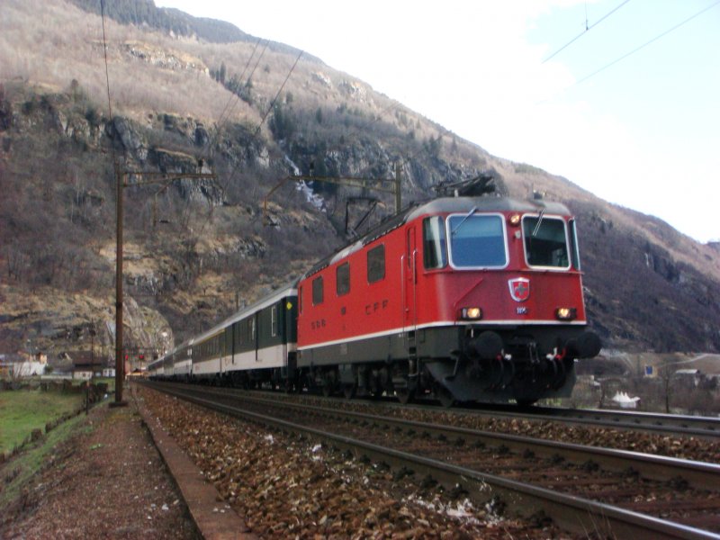 Re 4/4 II mit IR nach Locarno bei Chioggina am 26.03.2008