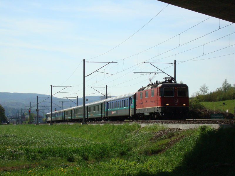 Re 4/4 II mit IR nach Zofingen bei Sissach am 26.04.2008