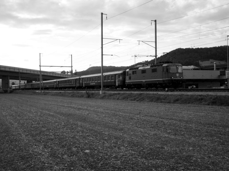 Re 4/4 II mit IR nach Zofingen am 25.08.2008 bei Sissach.