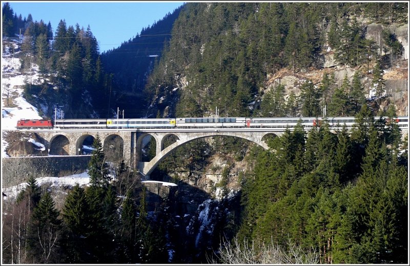 Re 4/4 II mit IR 2176  Willhelm Tell Express  von Locarno nach Zrich HB befindet sich auf Talfahrt bei Wassen. (10.01.2009)