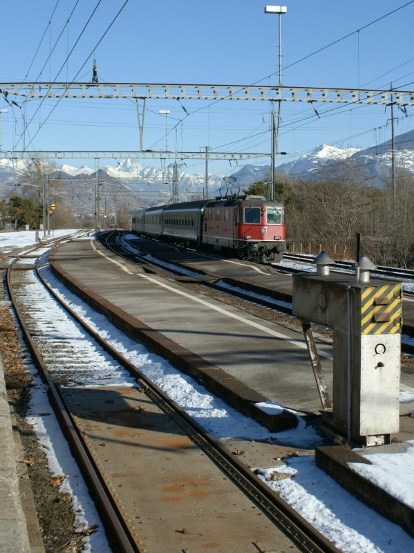 Re 4/4 II mit IR Brig - Genve Aroport bei der Durchfahrt in Ardon.
Gut zu sehen, die fhre blichen, heute kaum mehr zu finden tiefen Bahnsteige zwischen den Gleisen. 
12. Januar 2009