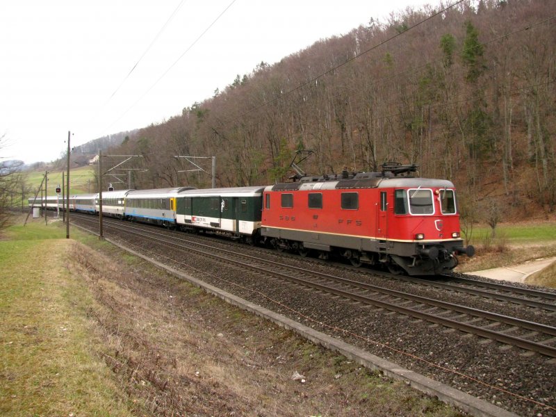 Re 4/4 II mit IR nach Locarno zwischen Gelterkinden und Tecknau am 14.04.2009