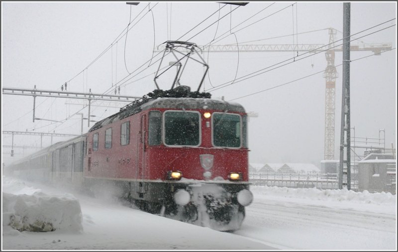 Re 4/4 II mit RE 3836 nach St.Gallen fhrt in Landquart ein. (17.02.2009)