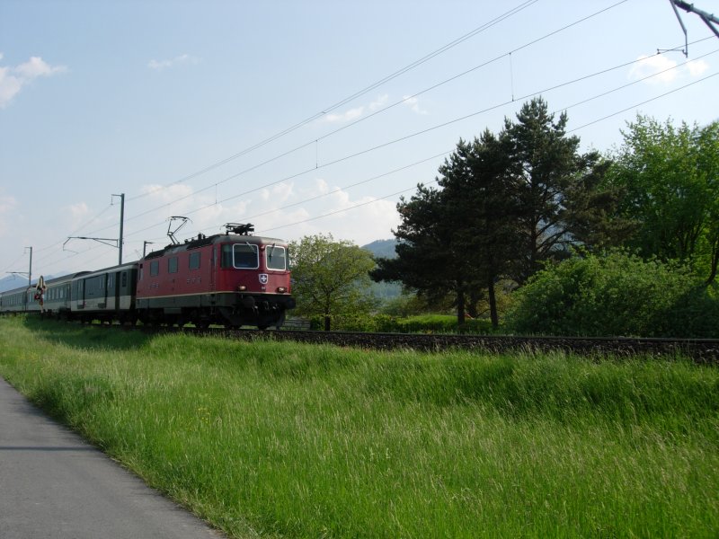 RE 4/4 II mit REX (Rheintalexpress) von Chur nach St. Gallen in Sevelen. Am 17.05.08