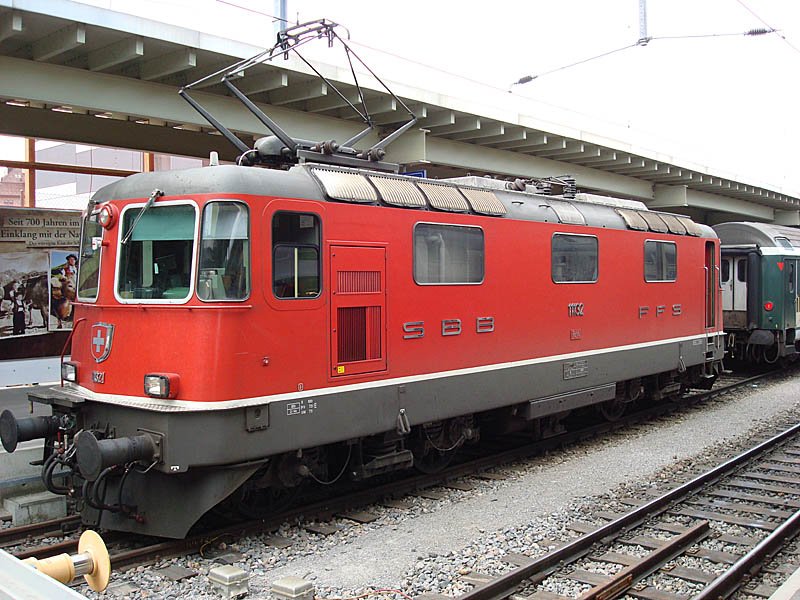 Re 4/4 II Nr. 11132, nach getaner Arbeit bereits abgekoppelt auf Gleis 51 in Zrich HB, 19. April 2009, 12:47