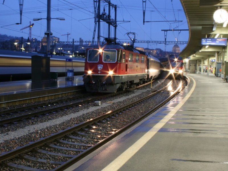 Re 4/4 II Nr. 11210 am 5. Januar 2008 mit Cisalpino Isubria in Zrich HB. Mit einfahrendem IC links und IR nach Luzern rechts.