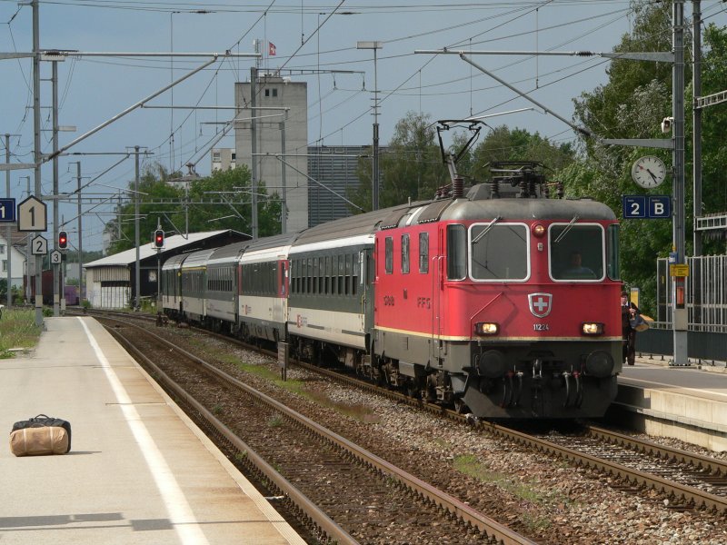 Re 4/4 II Nr. 11224 fhrt im August 2005 mit einem EC / IC ein. Leider ist mir der Bahnhof entfallen ..