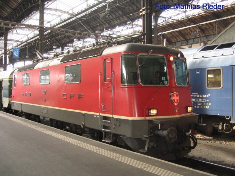 Re 4/4 II vor dem IC nach Zrich, Chur am 14. Juni in Basel SBB