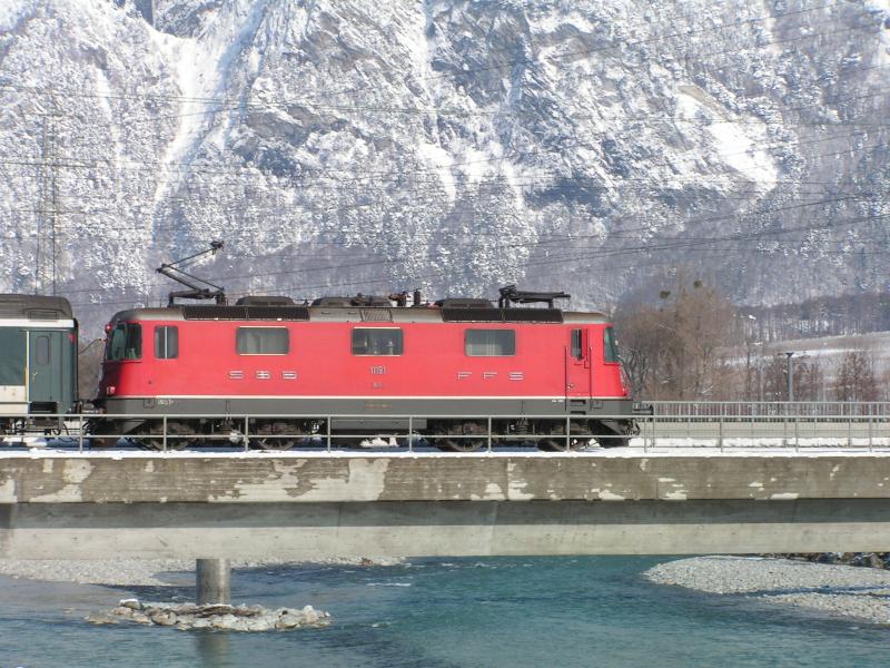 Re 4/4 II vor Interregio St.Gallen - Chur am 17.02.05 auf der Rheinbrcke bei Bad Ragaz