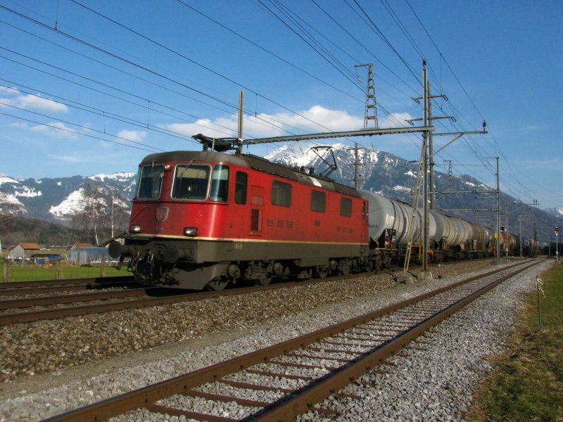 Re 4/4 III 11306 mit GZ bei Reichenburg am 16.03.2009
