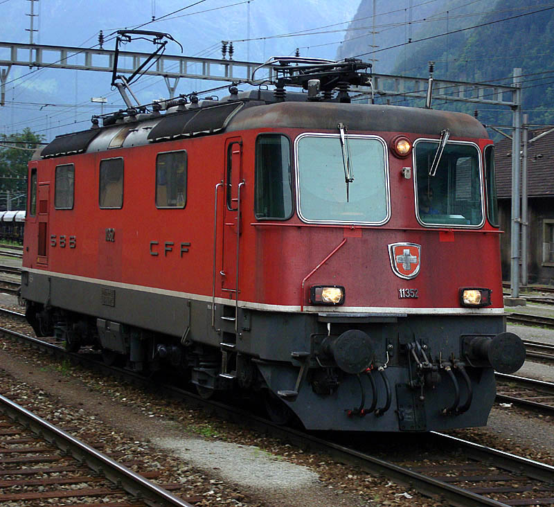 Re 4/4 III 11352 fhrt durch den Bahnhof Erstfeld, 05. Juli 2009