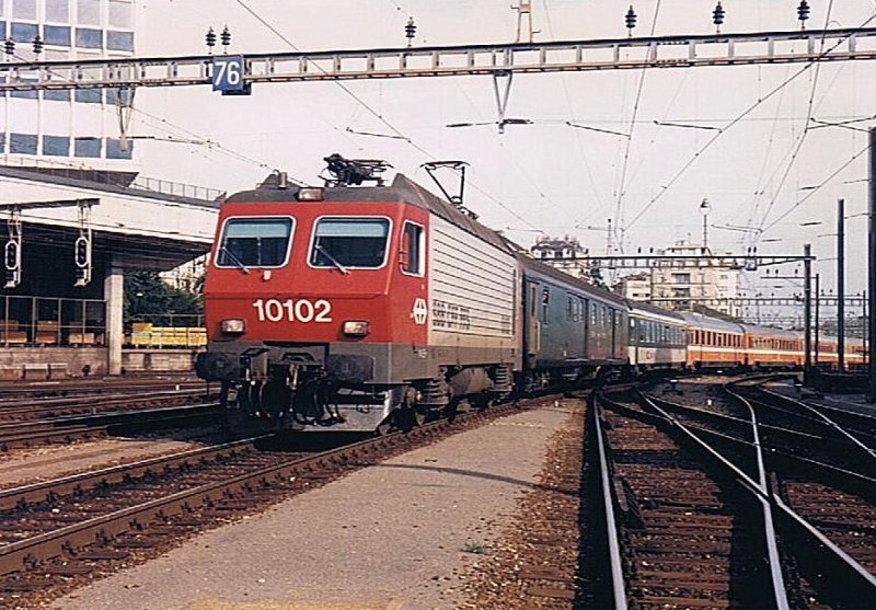 Re 4/4 IV 10102 mit IC Milano - Genve bei der Einfahrt in Lausanne im September 1985